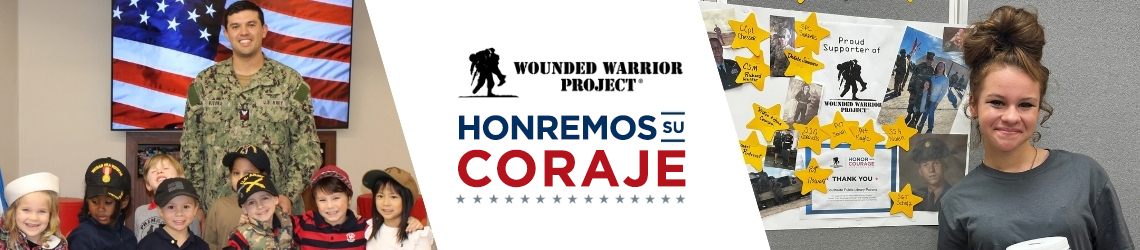 Los estudiantes sonríen con un veterano en su salón de clases junto al logotipo de los embajadores estudiantiles de Honor Their Courage de WWP.